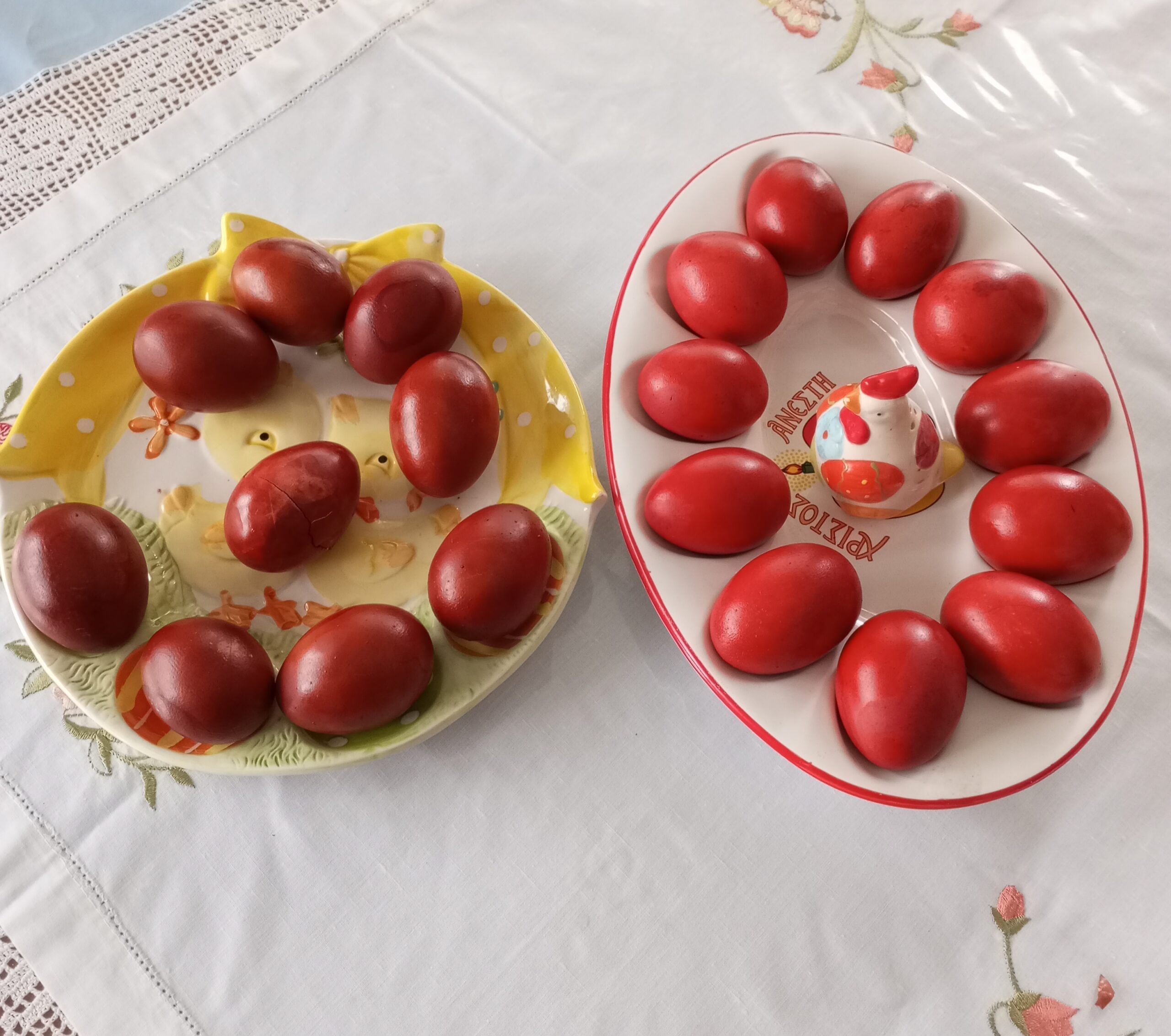 Βάψιμο κόκκινων αυγών